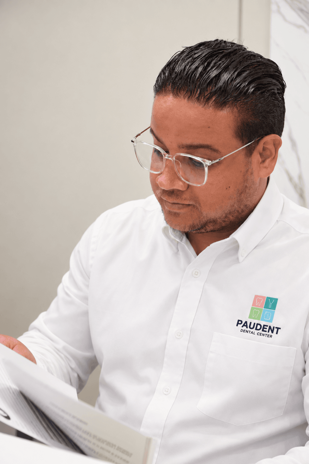 Una persona con camisa de PAUDENT revisa documentos.